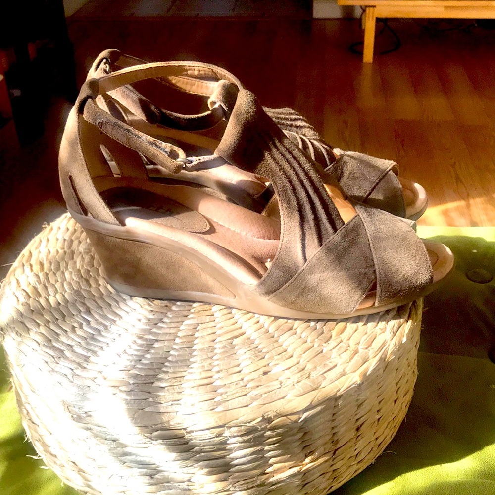 Earth NWOB Curvet Peep Toe Dark Khaki Wedge Sandal